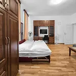 Spacious 3-Bedroom Retreat With Balcony For 8 Near Millennium Tower