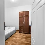 Spacious 3-Bedroom Retreat With Balcony For 8 Near Millennium Tower