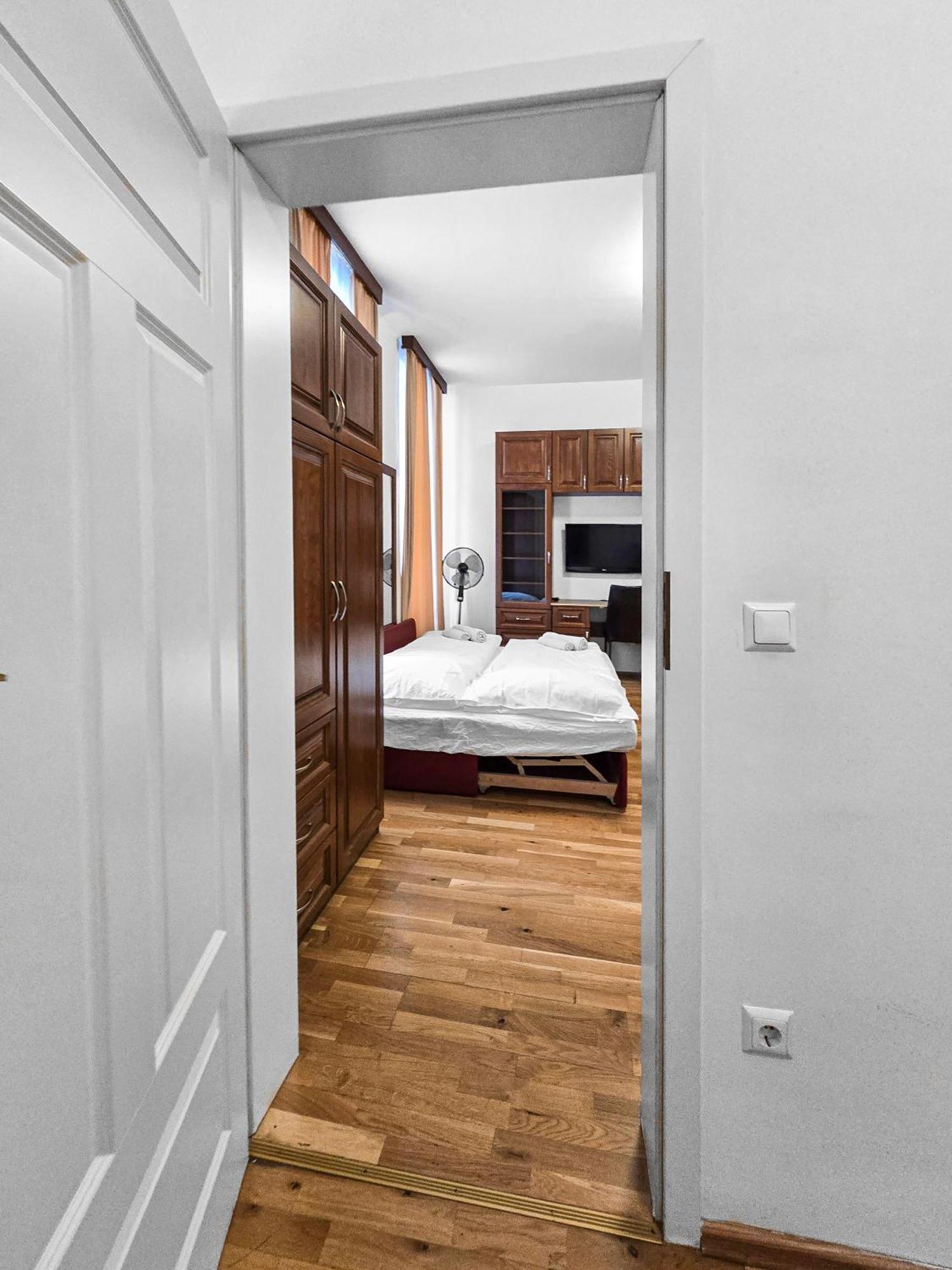 Spacious 3-bedroom Retreat With Balcony For 8 Near Millennium Tower Apartment